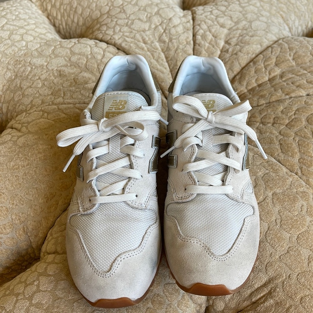 New Balance Sneakers 8 White w/ Gold Accents like new